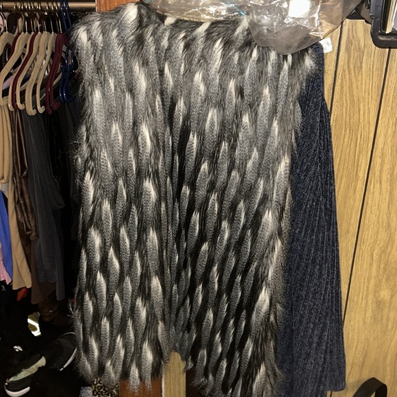 Long faux fur vest - Picture 3 of 4